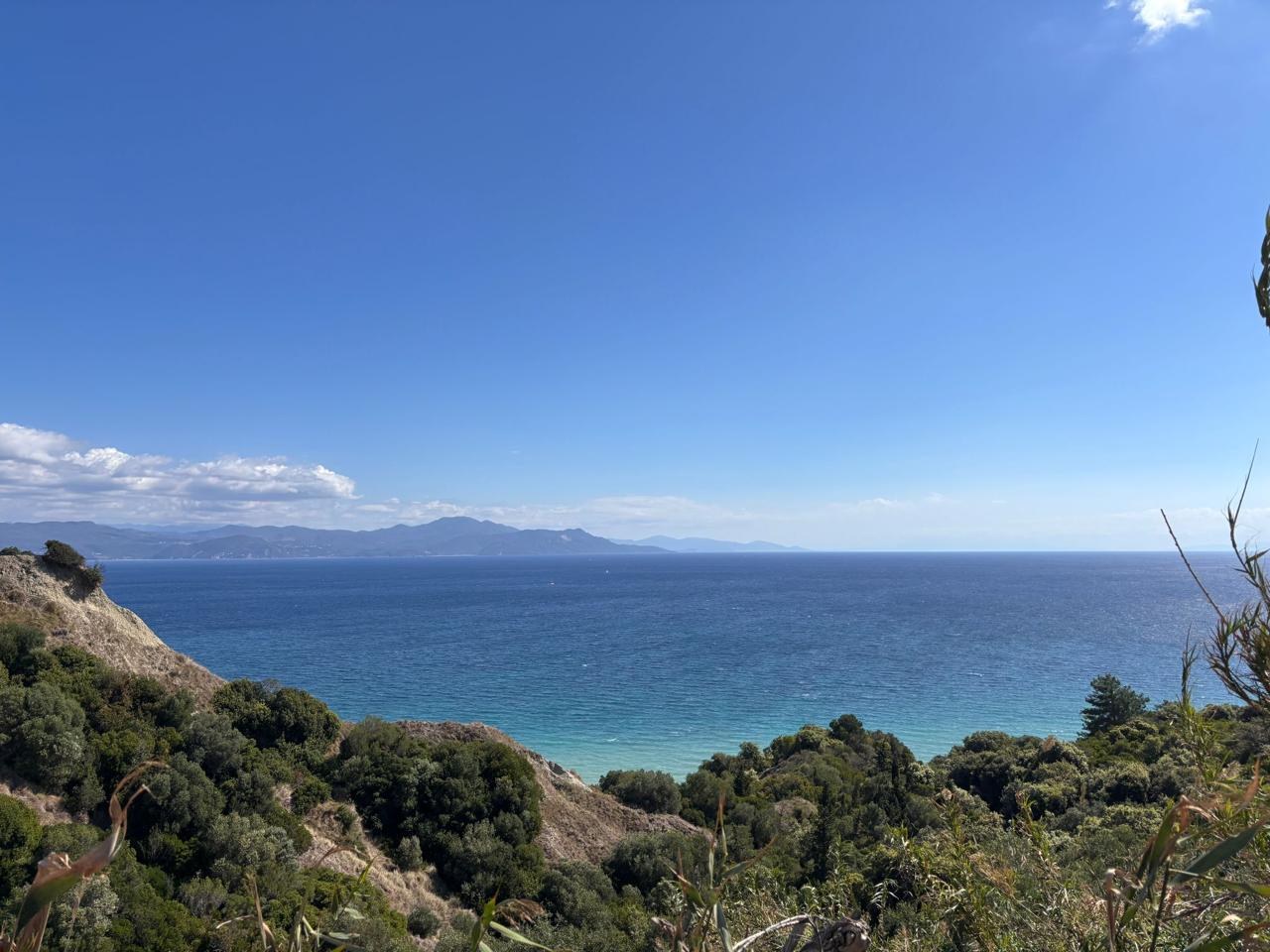 Weite Bucht auf Korfu, Meer und Berge
